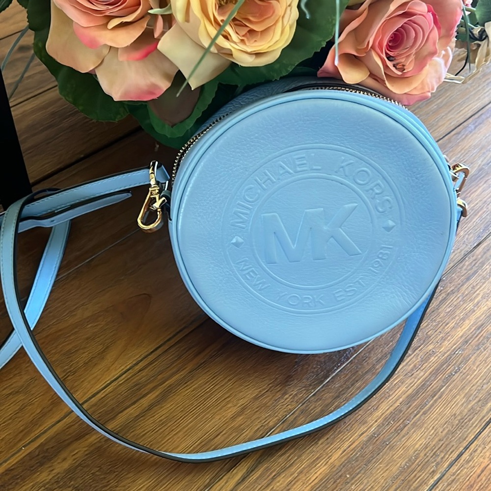 Brandnew Michael kors purse!!! Is beautiful blue medium size.